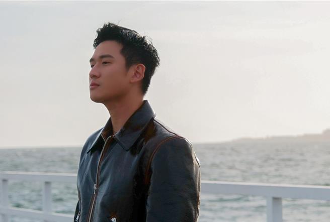 周興哲在墨爾本海邊拍攝新歌〈想念你想我〉MV。（星空飛騰提供）