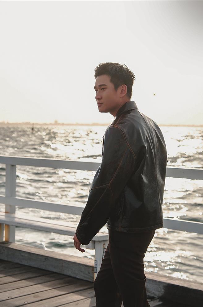 周興哲在墨爾本海邊拍攝新歌〈想念你想我〉MV。（星空飛騰提供）