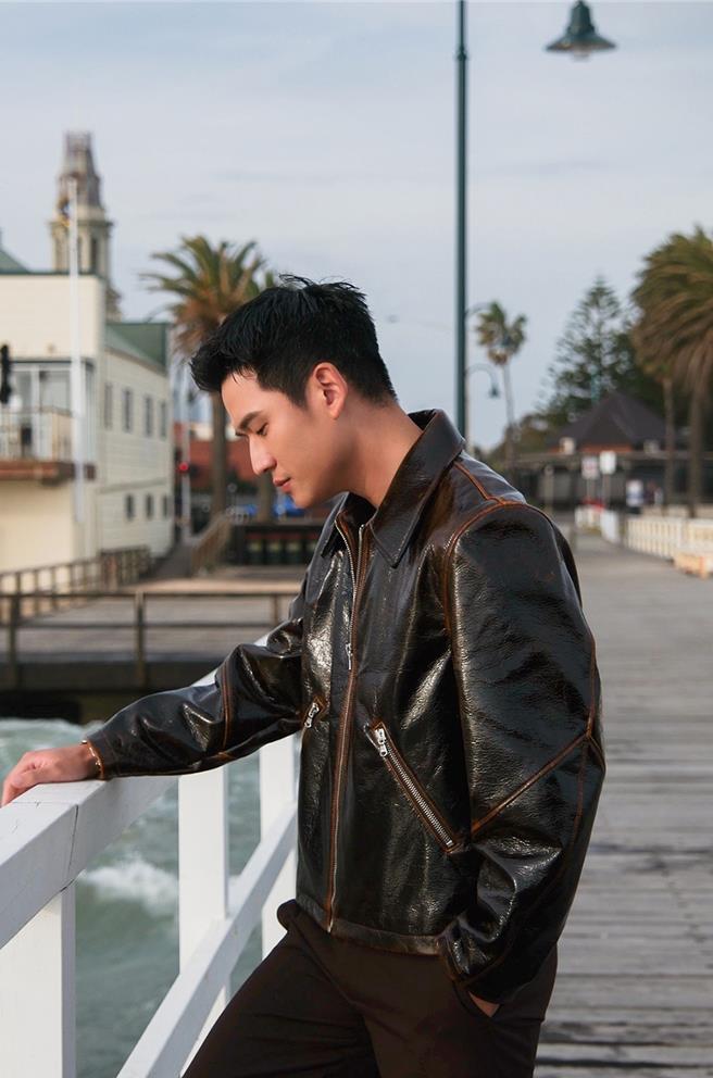 周興哲在墨爾本海邊拍攝新歌〈想念你想我〉MV。（星空飛騰提供）