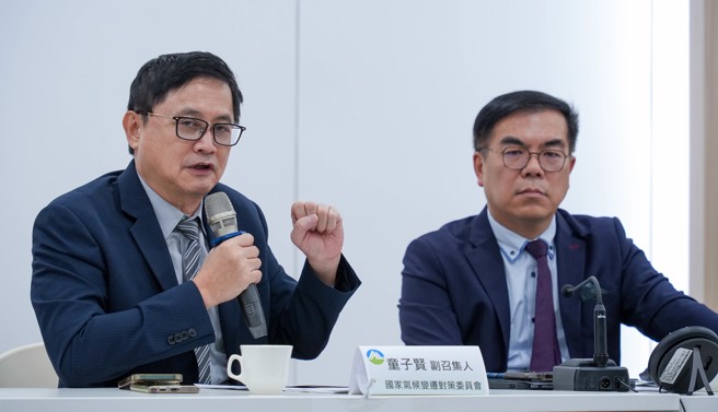 国家气候变迁对策委员会副召集人童子贤（左）15日前往环境部COP29战情中心，和环境部长彭启明（右）共同透过线上连线，与远赴亚塞拜然参与COP29的工作人员交流讯息，分享会议进展并讨论相关应对策略。（罗永铭摄）