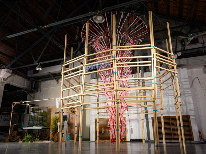 「萬織聖誕樹」式由藝術家廖浩哲及編織藝術家王詩捷共同創作的倒聖誕樹。（Pinkoi提供）