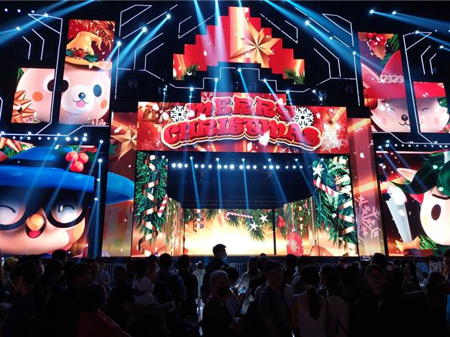 「2024新北欢乐耶诞城」今（15）日开城，举办「魔幻耶诞开城之夜」，新北市市长侯友宜也带领市府团队以及与会贵宾们共同点灯。（陈慰慈摄）