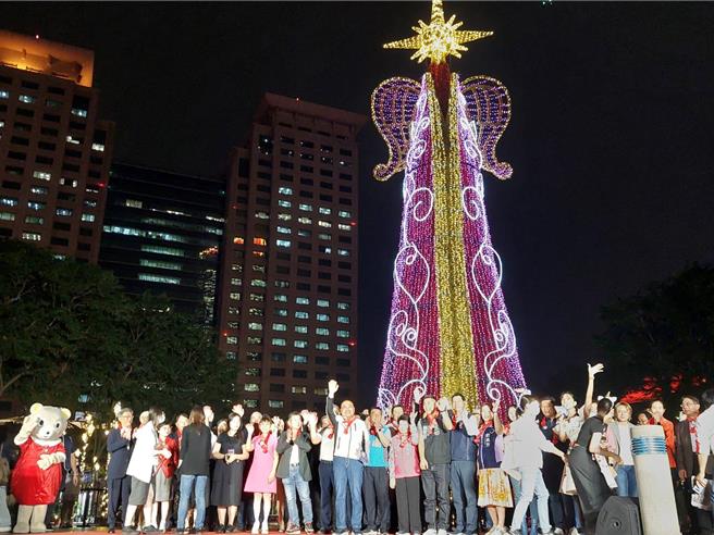 「2024新北欢乐耶诞城」今（15）日开城，举办「魔幻耶诞开城之夜」，新北市市长侯友宜也带领市府团队以及与会贵宾们共同点灯。（陈慰慈摄）