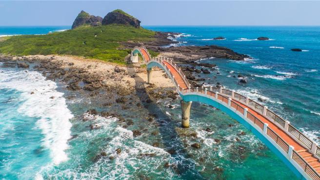 台东县成功镇跨海八拱桥至三仙台岛美景。（观光署东部海岸国家风景区管理处提供／蔡明亘台北传真）