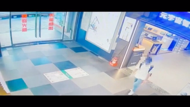 男子变装潜入学校行窃，全被监视器拍下。（翻摄画面）