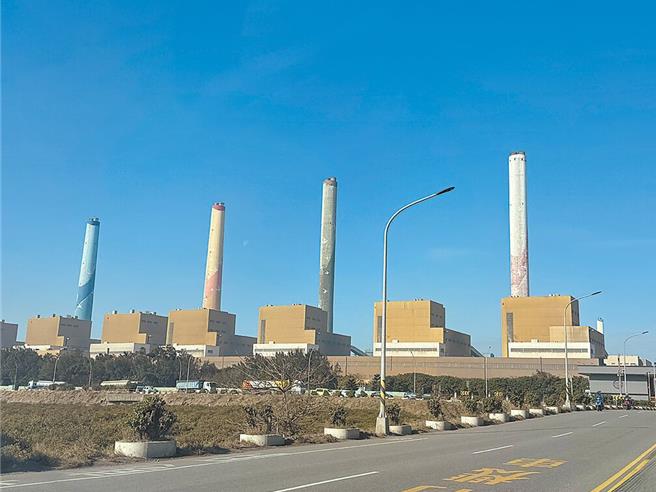 近兩日台灣西半部空氣品質亮起「橘燈」，天空灰濛濛一片猶如「霧都」，台電15日表示，台中火力發電廠10部機組維持3部機組停機，其餘7部降載減排，14日起減發超過6600萬度。（本報資料照片）