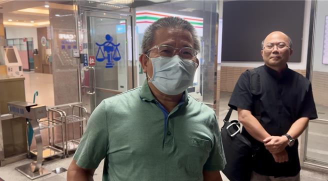 新北市议员林铭仁疑利用姊姊、妻舅身分诈领议员助理补助费，涉《贪污治罪条例》罪嫌重大，在遭羁押近2个月后今（15）日下午5时新北地院裁定300万元交保并限制住居及限制出境出海8月。（贺培晏摄）