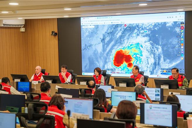 轻颱「天兔」来势汹汹，根据中央气气象署预估，15日晚间至16日清晨为影响屏东最显着的时段。（屏县府提供／谢佳潾屏东传真）