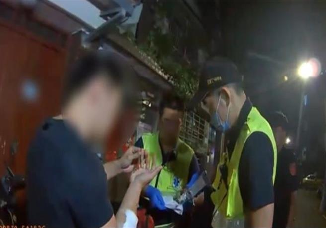 新北市中和區37歲張姓男子因不滿鄰居53歲賴性男子常在深夜吵鬧，昨日深夜兩人又再度因噪音問題起衝突，想不到賴男竟持剪刀劃傷張男手臂，所幸送醫後無生命危險。（中和警分局提供）