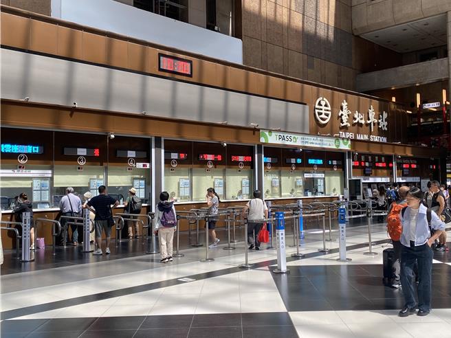 天兔颱风来袭，台铁南迴线16日枋寮=台东间12时前除部分跨线列车指定行驶区间外，各级列车全区间停驶。（示意图，本报资料照片）