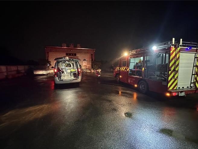 岡山分局於11月15日晚間8時接獲報案，指在燕巢區瓊林路一帶有民眾疑似觸電，警消獲報立即趕赴現場，發現鄭姓女子倒地當場沒有生命跡象，隨後立即將送她上救護車，緊急載往義大醫院搶救。（高雄市警方提供／林雅惠傳真）