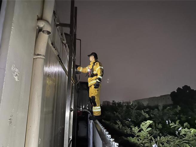 岡山分局於11月15日晚間8時接獲報案，指在燕巢區瓊林路一帶有民眾疑似觸電，警消獲報立即趕赴現場，發現鄭姓女子倒地當場沒有生命跡象，隨後立即將送她上救護車，緊急載往義大醫院搶救。（高雄市警方提供／林雅惠傳真）