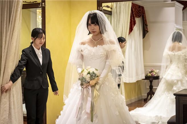 ano为戏首披婚纱。（摘自官方X）