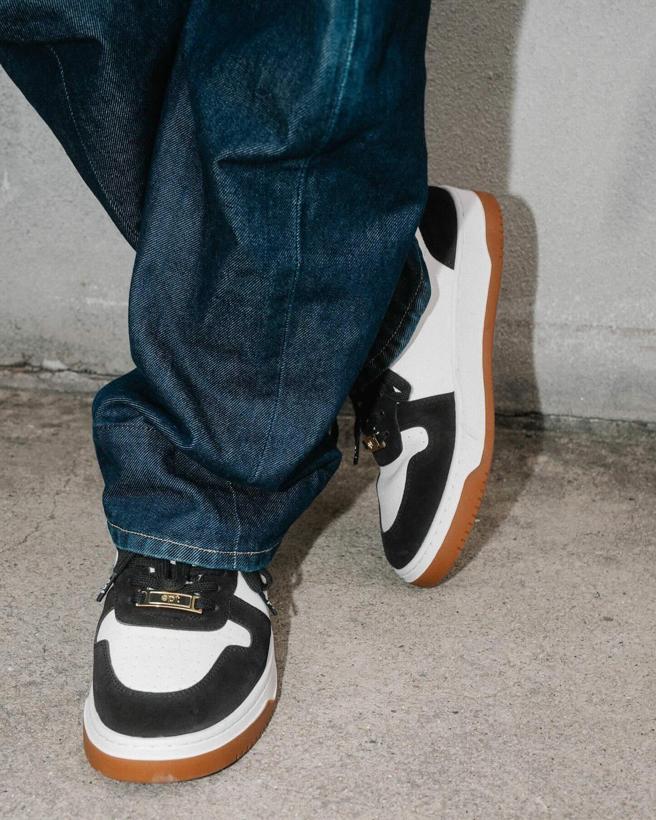 EPT COURT 經典麂皮板鞋。（瑪黑家居提供提供）