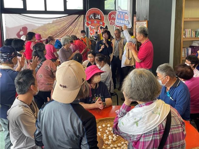 内湖分局长萧惠珠向民眾宣导反诈骗。（翻摄照片／林郁平台北传真）