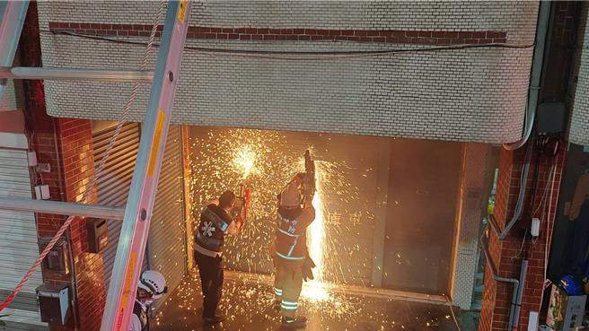 锺姓男屋主正在洗澡传出爆炸声，11岁儿子在3楼房间看到家中起火，吓得靠近窗户喊救命，消防员架梯将父子救出，火势约半小时后顺利扑灭。（高雄市消防局提供／林雅惠传真）