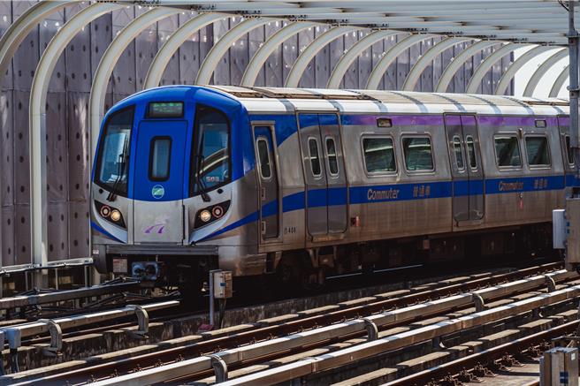 桃园机场捷运出现行为怪异乘客！有民眾在网路上发出1部影片，指桃捷出现怪乘客，1名男子疑似在搭乘桃捷时，出现怪异行为，让民眾直呼恐怖。（桃捷公司提供／廖姮玥桃园传真）