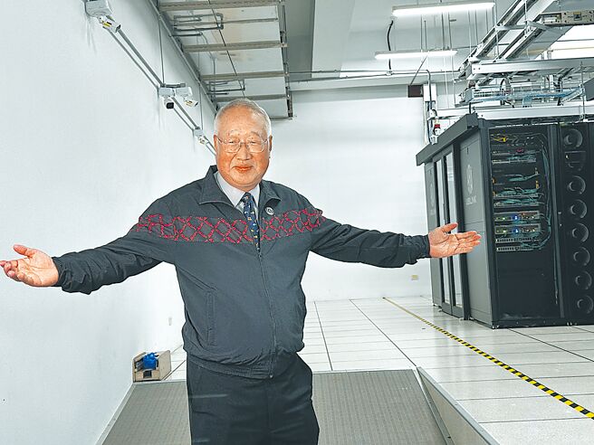 正崴董事长郭台强表示，「Ubilink」（友崴超算）的超级运算中心不仅创下四大重要里程碑，更拿下全球500大超级电脑（算力）排行榜前21名，亚洲仅次于日本及中国，也是亚洲首座绿能超级运算中心，让台湾AI算力在全球崭露头角。图／郑淑芳