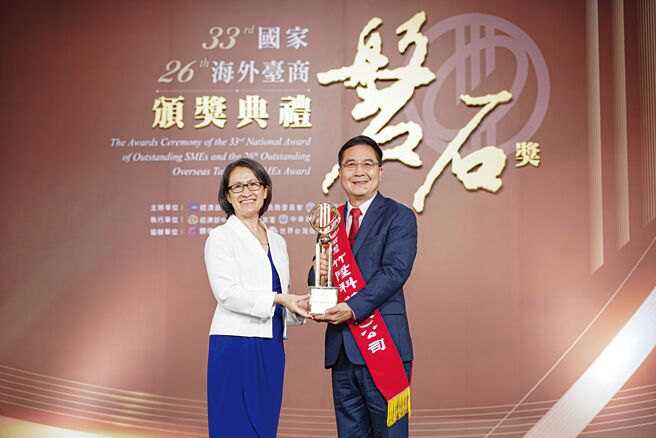 副總統蕭美琴（左）頒獎予竹陞科技總經理方泰又（右），表彰企業經營堅若磐石。圖／竹陞科技提供