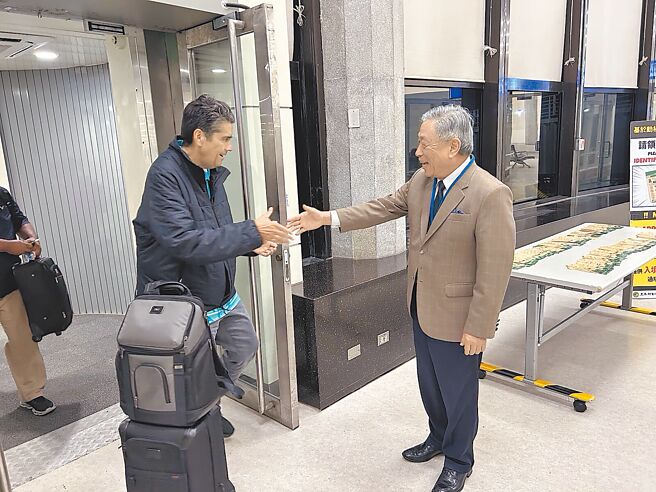 帛琉總統惠恕仁（左）13日晚間來台轉機，外交部政務次長田中光（右）接機並當面祝賀惠恕仁高票連任總統。（外交部提供）