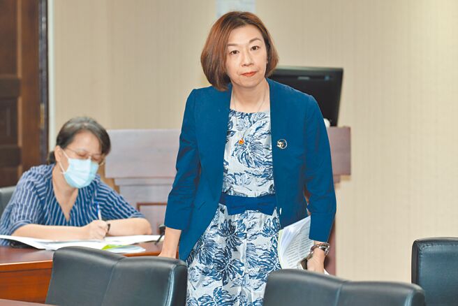 「波波医师」学歷认证争议延烧，卫福部次长林静仪（前）14日受访时强调，2022年《医师法》修法后，已针对国外学生做严格认定。（郭吉铨摄）