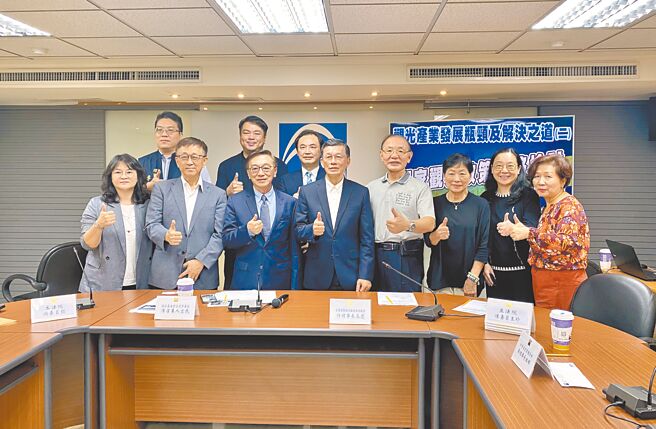 国家政策研究基金会14日举行国家观光政策年终检讨，邀观光产学界座谈交流，业者与学者呼吁政府尽快开放陆客来台，并检讨现行观光行销政策。（蔡明亘摄）