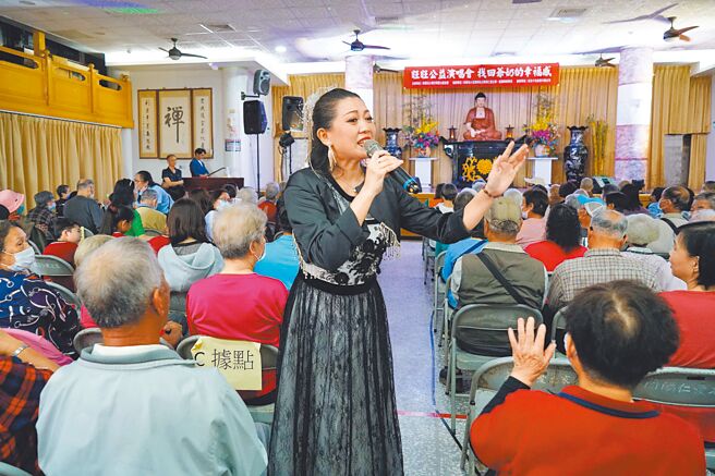 蔡衍明爱心基金会14日在宜兰县礁溪乡兰阳仁爱之家举办公益演唱会，歌手孙贺演唱〈昨日星辰〉等歌曲并与长者一起同乐。（李忠一摄）