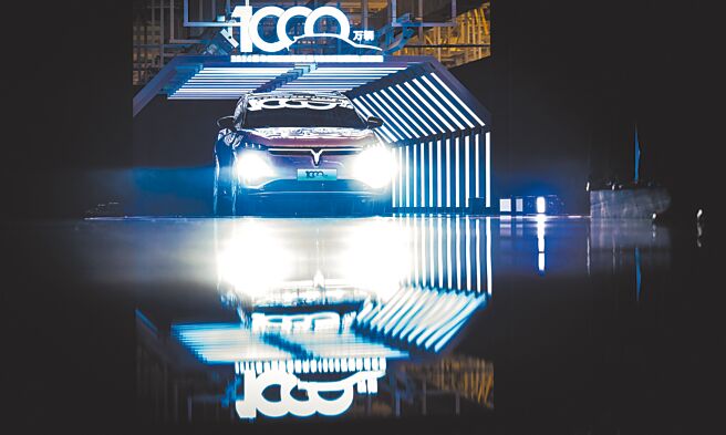 大陸14日宣布，新能源車產量首次突破年度1000萬輛。圖為14日在湖北武漢的「2024年中國新能源汽車1000萬輛達成活動」現場。（新華社）