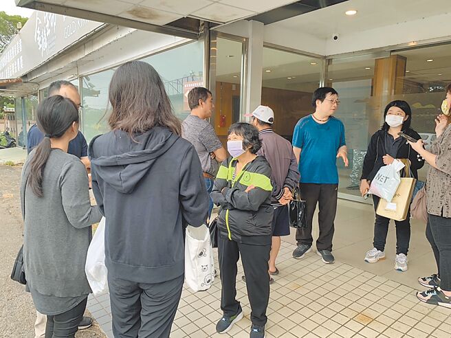 桃园市消防局第四大队龙潭义消分队40岁范姓义消副小队长，因出勤拆除蜂窝勤务遭虎头蜂螫身亡。检警14日相验，家属说希望危险工作交给专业人士，不要让义消去做。（吕筱蝉摄）