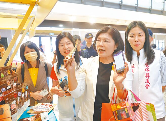 雲林縣政府為加速數位化，14日推出「雲林幣扭一下」APP全新2.0版本，縣長張麗善（右二）在記者會現場示範新功能。（張朝欣攝）