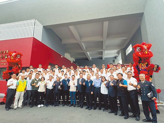 高雄市消防局和發分隊於14日揭牌，和發義消分隊也宣布正式成軍。（洪靖宜攝）
