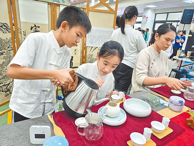 台东富山实小茶道社学生以优雅的茶道文化款待来访师生。（蔡旻妤摄）