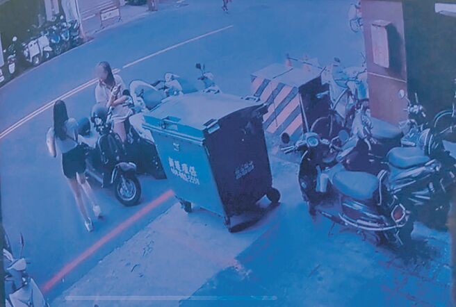 高雄女遠赴泰國失聯，王姓女子（左）與扮女裝的男閨蜜（右），2人在租屋處騎樓聊天，接著一身輕便前往機場，搭機到泰國。（翻攝畫面／紀爰高雄傳真）