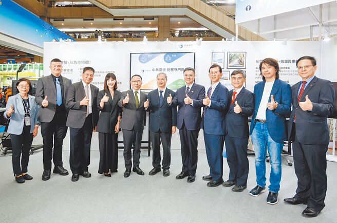 行政院院長卓榮泰（右五）蒞臨AI主題館中華電信「防駭守門員」展區，國家通訊傳播委員會委員王正嘉（右起）、教育部次長葉丙成、中華電信執行副總經理林文智、數位發展部部長黃彥男、行政院秘書長龔明鑫、行政院政務委員林明昕、行政院發言人李慧芝、台北市電腦公會理事長彭双浪、行政院打擊詐欺指揮中心指揮官馬士元、中華電信個人家庭分公司柯素秋副總經理共同合影。（中華電信提供）