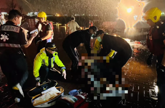 高雄婦人深夜搭渡輪突落海！民眾目睹救人 送醫搶救仍不治