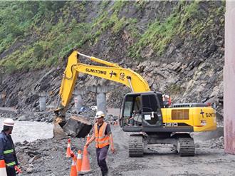 明霸克露桥便道封闭！落石阻路所幸零伤亡 抢修进度曝光