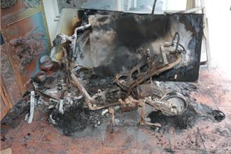 一覺醒來電動車燒剩支架 疑短路或過度充點釀災