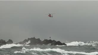 基隆嶼釣客落海6獲救1失聯 另8人困礁石空勤馳援