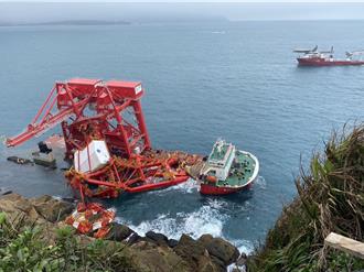 鈺洲啟航擱淺遇天兔颱風攪局  抽油作業再延後！