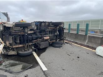 西濱台中段小貨車爆胎 釀3車追撞翻車2人傷