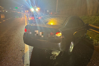 國道1鼎金系統小客車自撞護欄 疑「水漂現象」釀禍