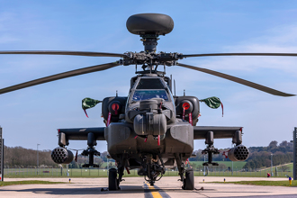 英國皇家「砲兵」在阿帕契上愛愛 旋翼狂晃被抓包