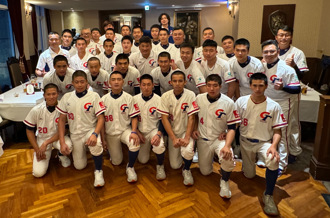 12强》鼓励棒球小将 辜仲谅宴请U15、U18吃牛排、看比赛