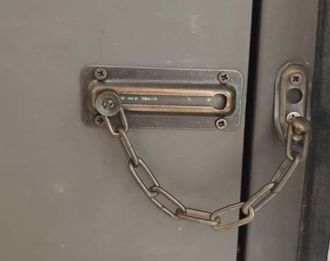 裝心安？他見「鍊條有栓好」感覺危險 網細看笑：一踹就開