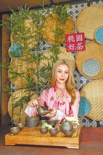 Elkie好人缘 周子瑜叶舒华现身庆生