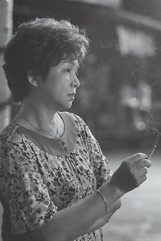 杨贵媚诠释传统母亲抢摘金