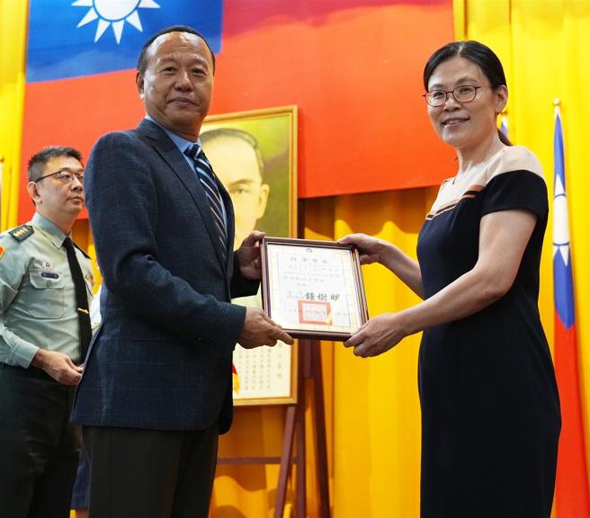  柏副部長表揚有功人員。（軍聞社記者呂尚俞攝）