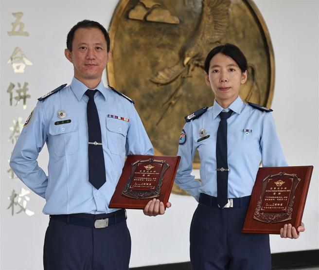 空军第1联队张屏南士官长（左）、3指部黄嘉蓉上士在113年后勤技能评比中，荣获「非破坏性检测」第一名及第二名成绩。（记者孙建屏摄）