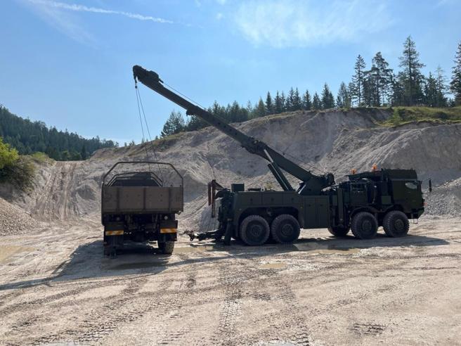  莱茵金属曾举办公开展示，验证HX 8x8重型救济车的操作弹性。（取自hartpunkt「X」帐号）