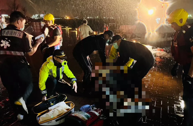 一名婦人搭乘渡輪前往旗津，船行駛到一半婦人突然落海，經送醫仍於今（16）日凌晨宣告不治。（翻攝記者爆料網）